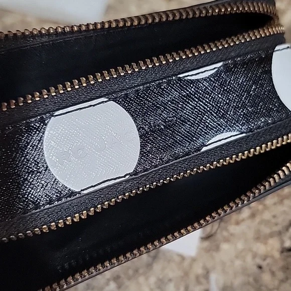 Marc Jacobs Black and White Dot Small Snapshot Camera Bag - Picture 7 of 8